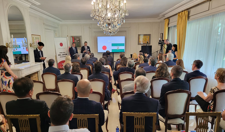 Momento de la presentación de la Hoja de Ruta del Hidrógeno Verde de Andalucía por parte del consejero Jorge Paradela a una treintena de grandes empresas japonesas en Madrid.
